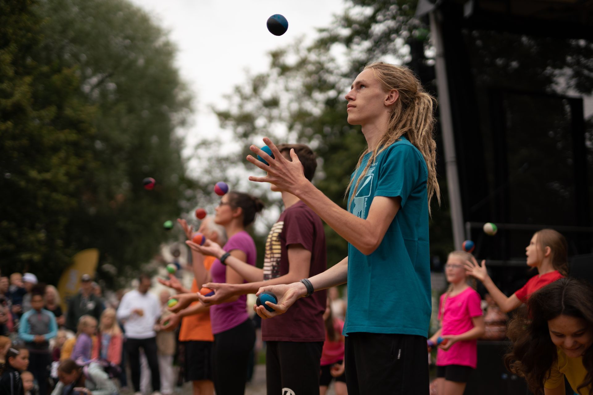 Junge Menschen jonglieren