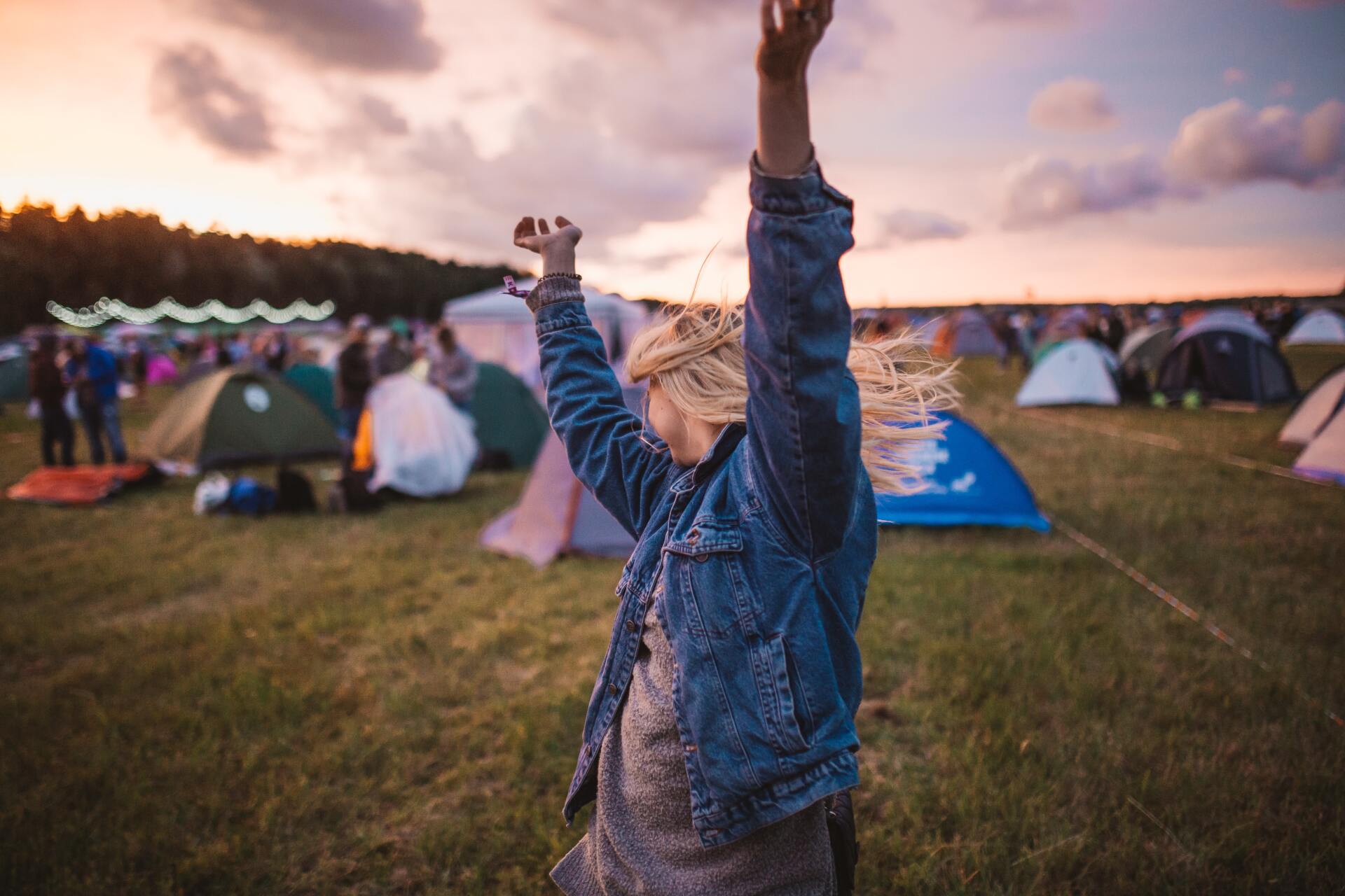 Junges Mädchen tanzt auf einem Festival