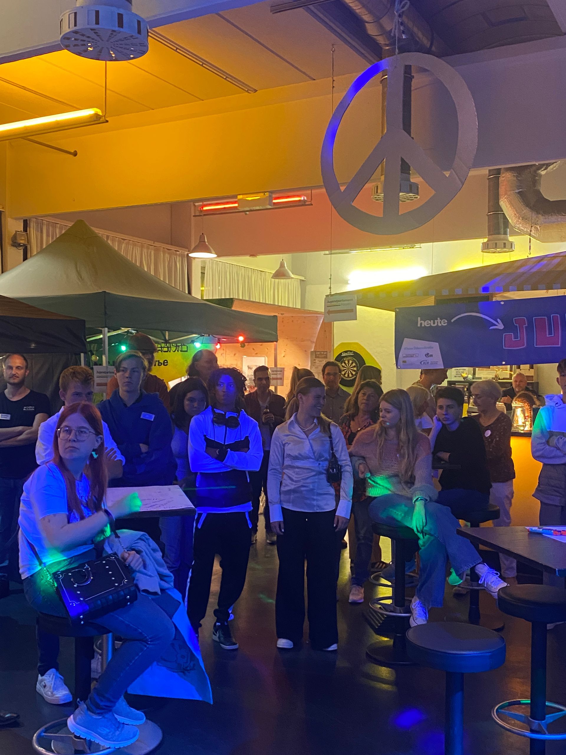 Lange Nacht der Demokratie. Junge Menschen stehen vor einer Bühne.