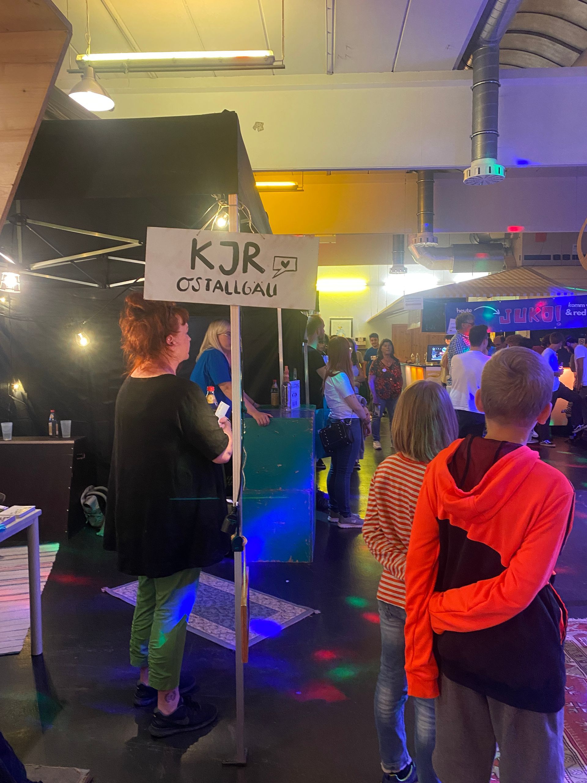 Lange Nacht der Demokratie. Mehrere Menschen schauen auf eine Bühne.