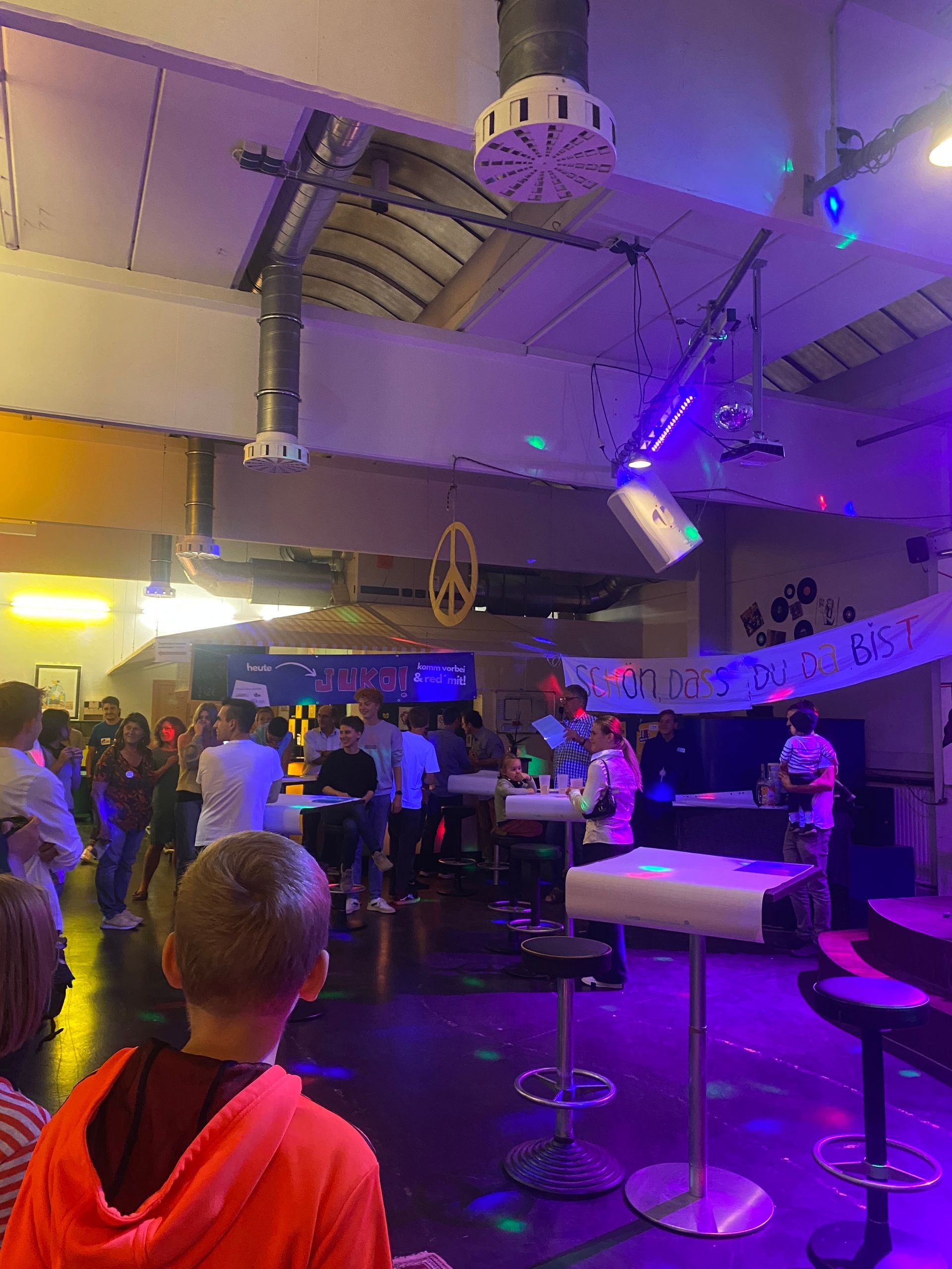 Lange Nacht der Demokratie. Man sieht junge Menschen an verschiedenen Thementischen stehen.