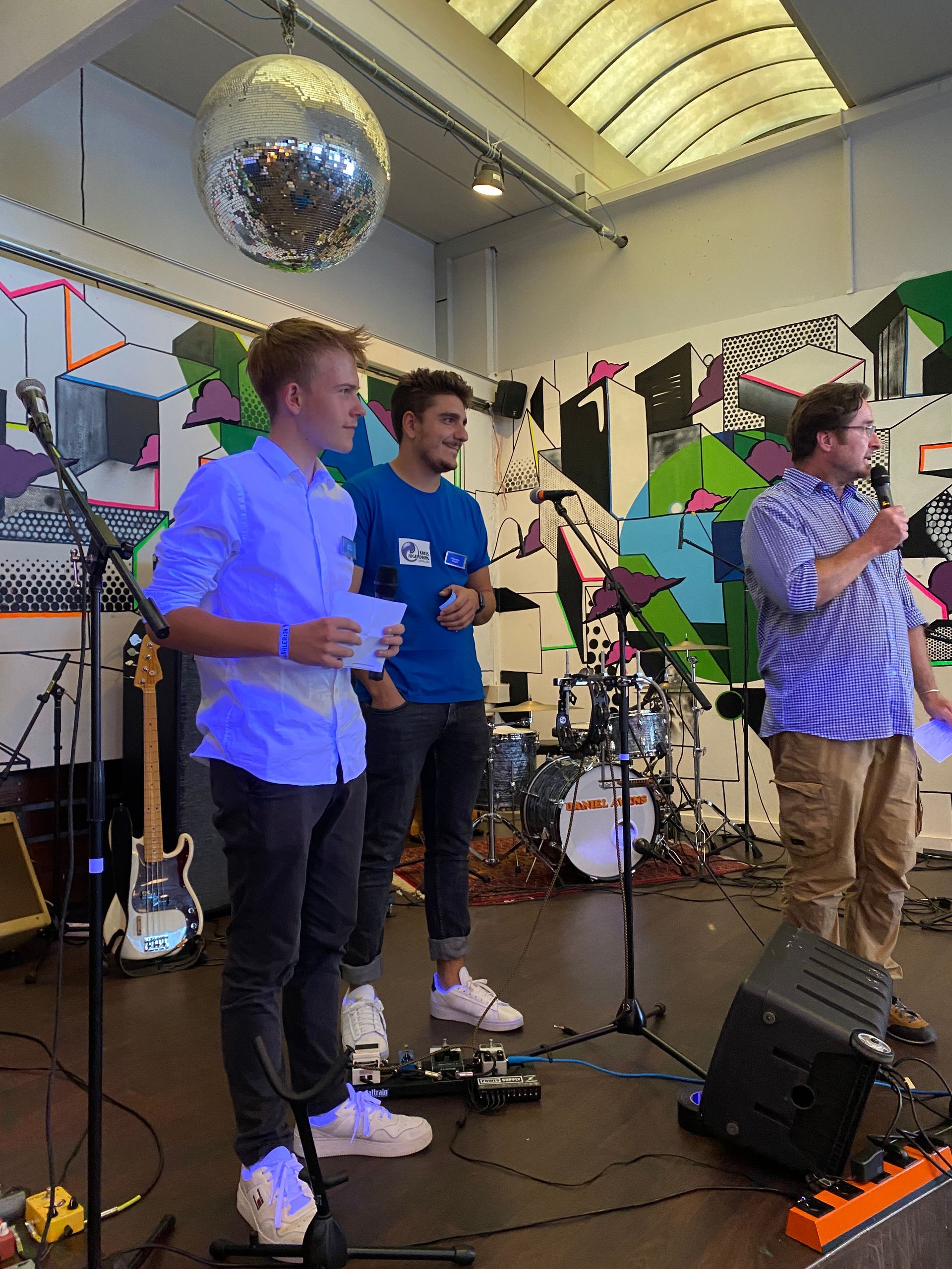 Lange Nacht der Demokratie. Reden auf einer Bühne.