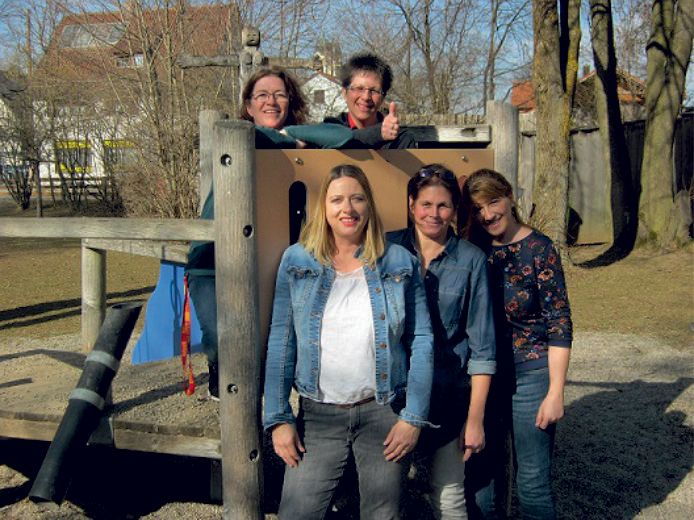 Team Ganztagesbetreuung Mittelschule Germaringen. Zu sehen sind fünf Frauen vor einer Kletterwand.