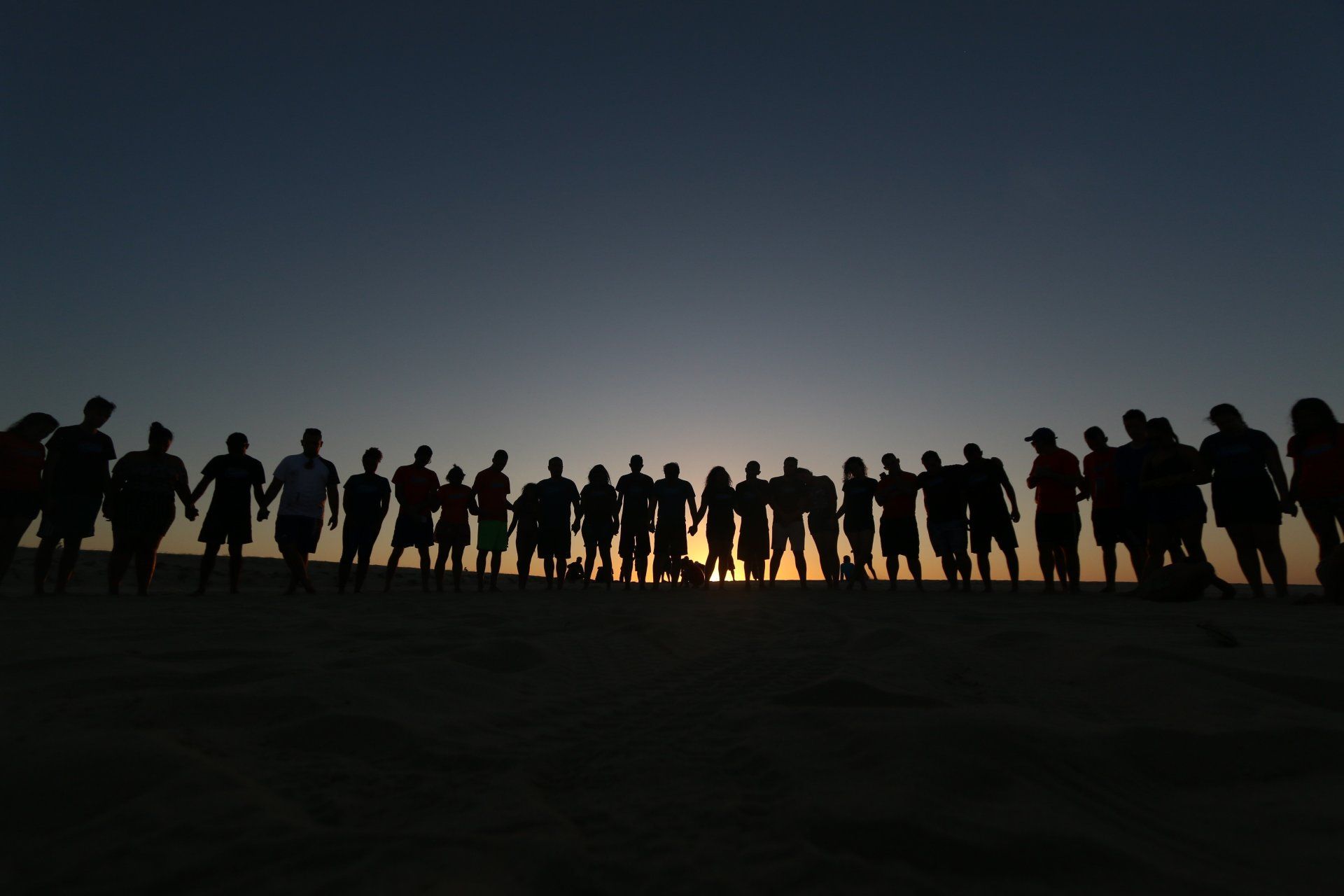 Viele Menschen im Sonnenuntergang