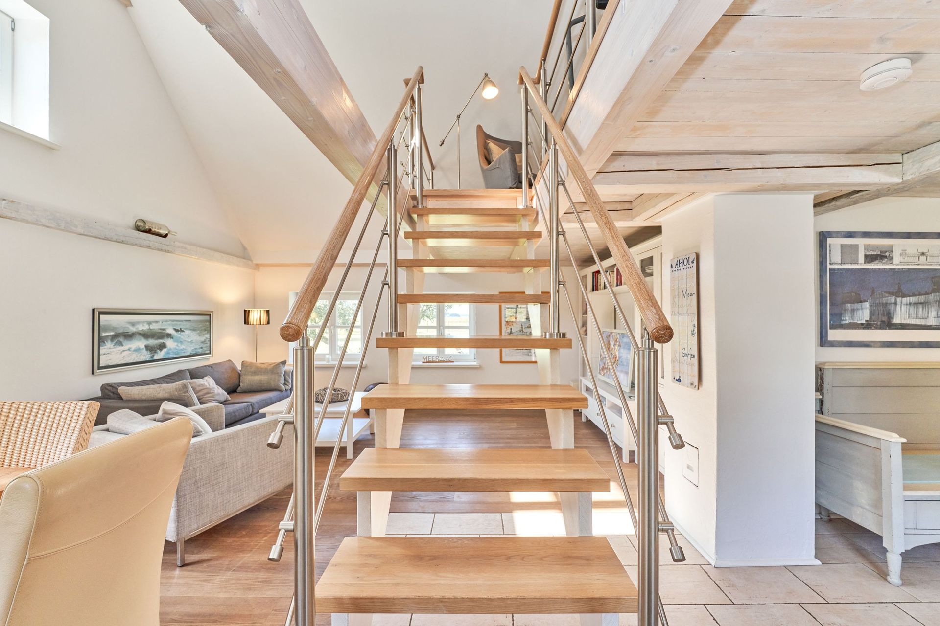 Offene Treppe zum Schlafzimmer Reetdachhaus Haubarg-Kieker