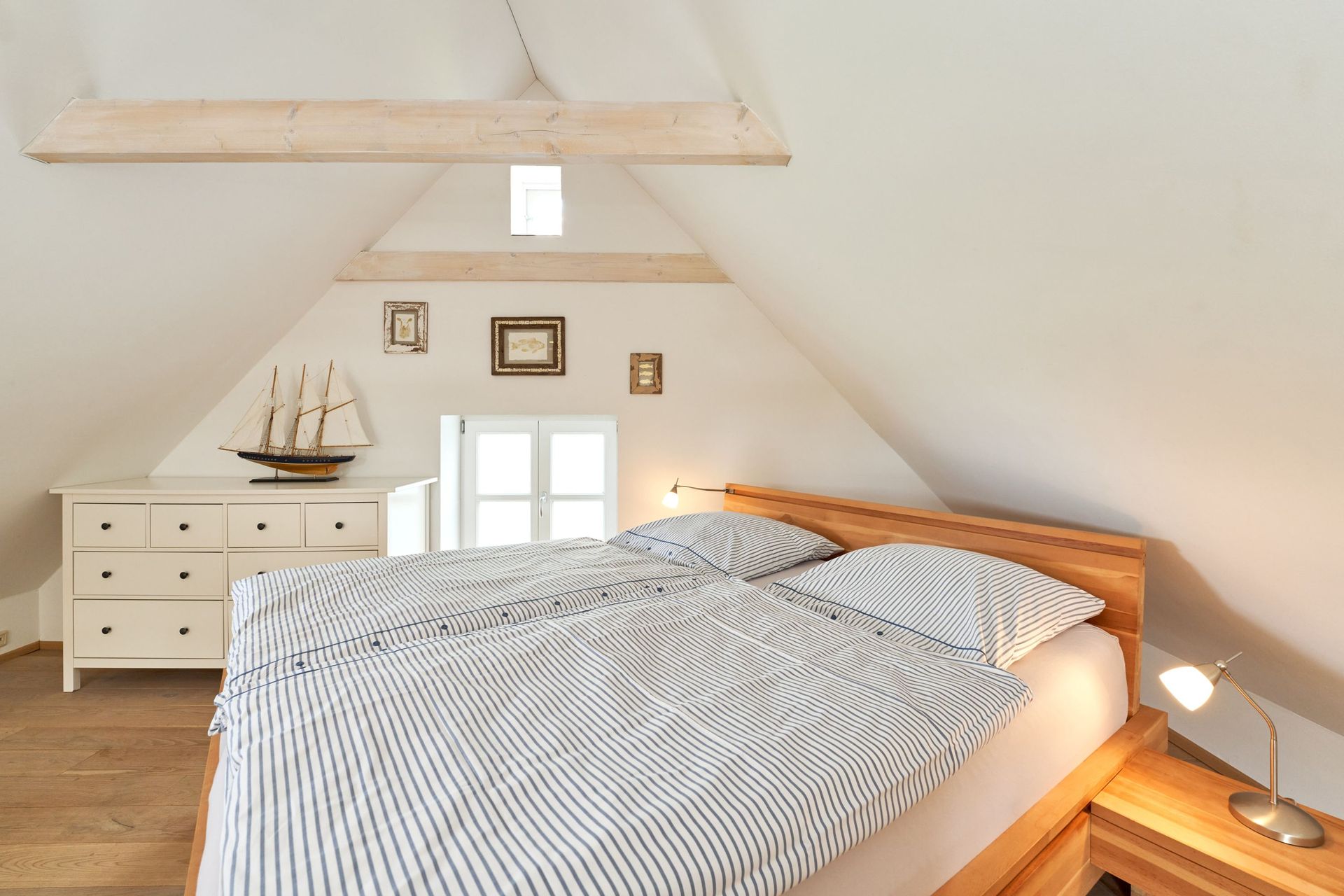 Reetdachhaus Haubarg-Kieker Schlafzimmer mit Zirbenholzbett