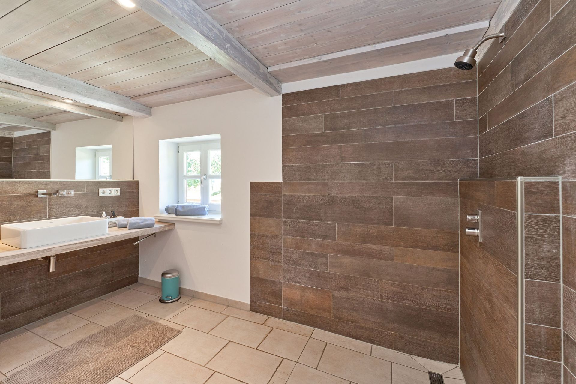 Badezimmer mit ebenerdiger Dusche