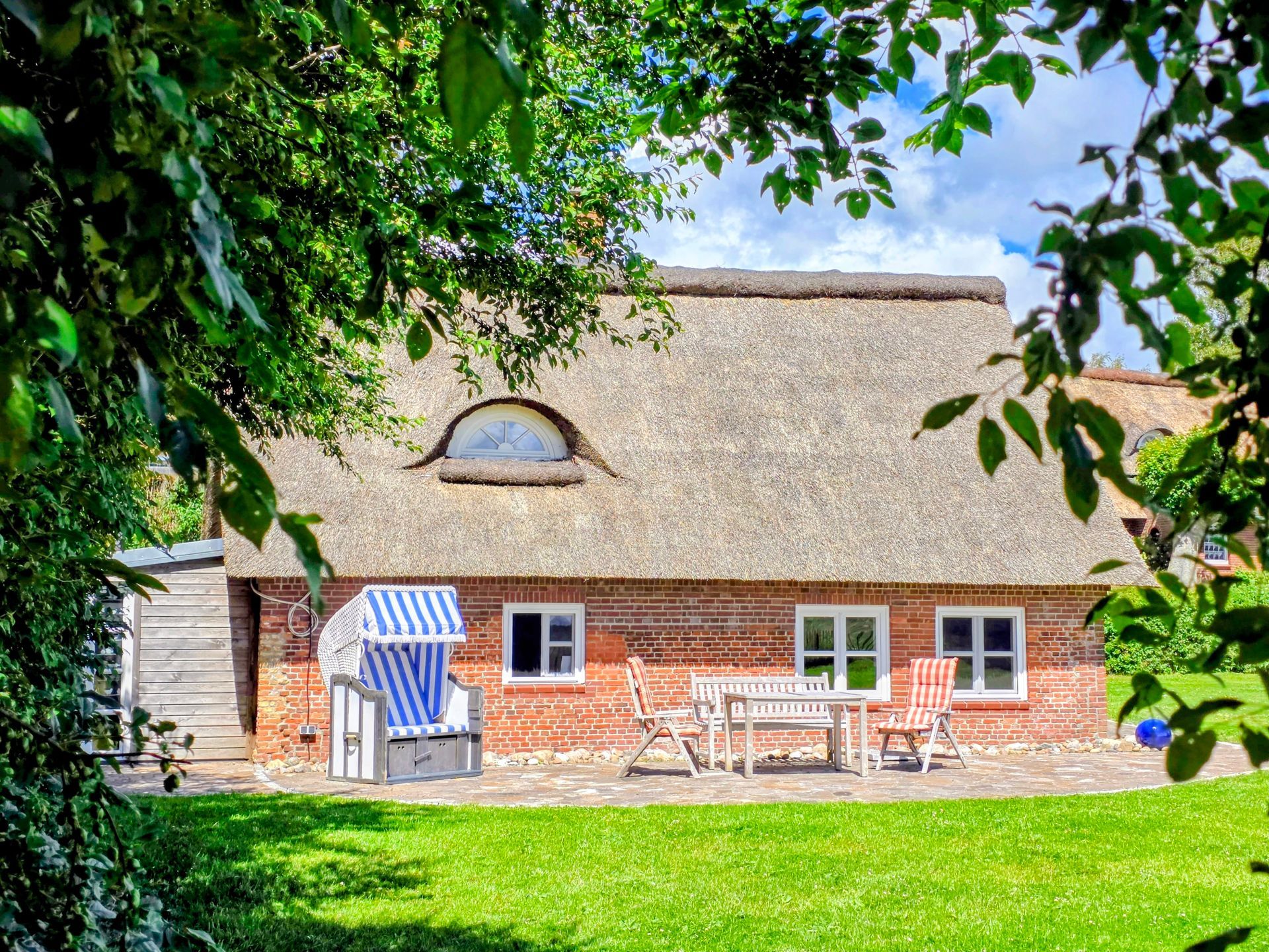 Reetdachhaus Haubarg-Kieker Terrasse mit Strandkorb und Gartenmoebeln