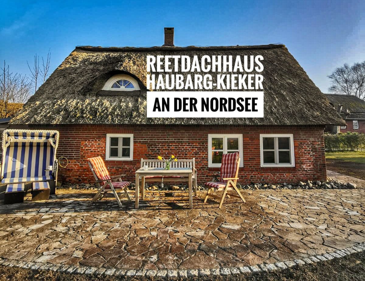 Reetdachhaus Haubarg-Kieker Terrasse mit Strandkorb und Gartenmoebeln