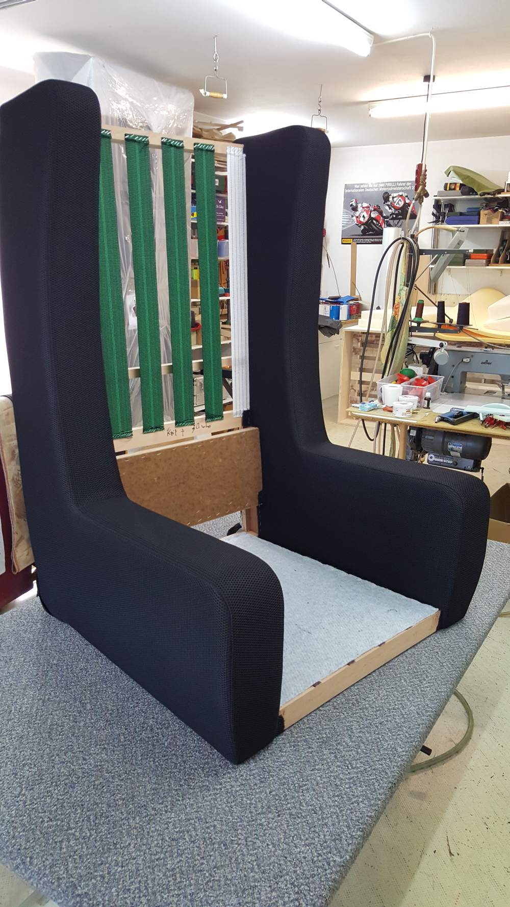 Polster-Arbeiten, Bezug von Sitzmöbeln