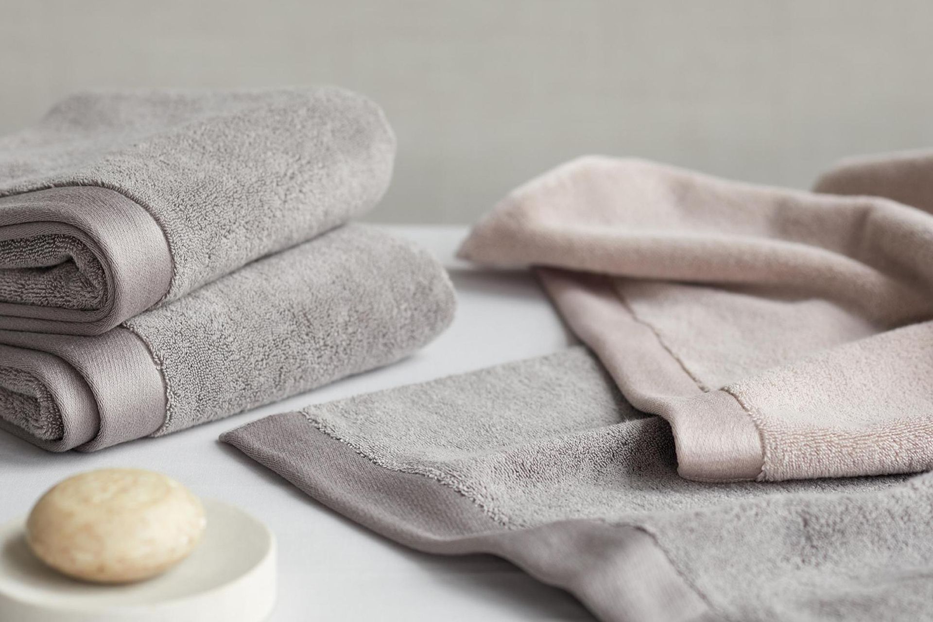 Hochwertige Handtücher und Badvorleger nach Maß von Luiz bei GesprächsSTOFF Ulrike Wachter in Langenlonsheim