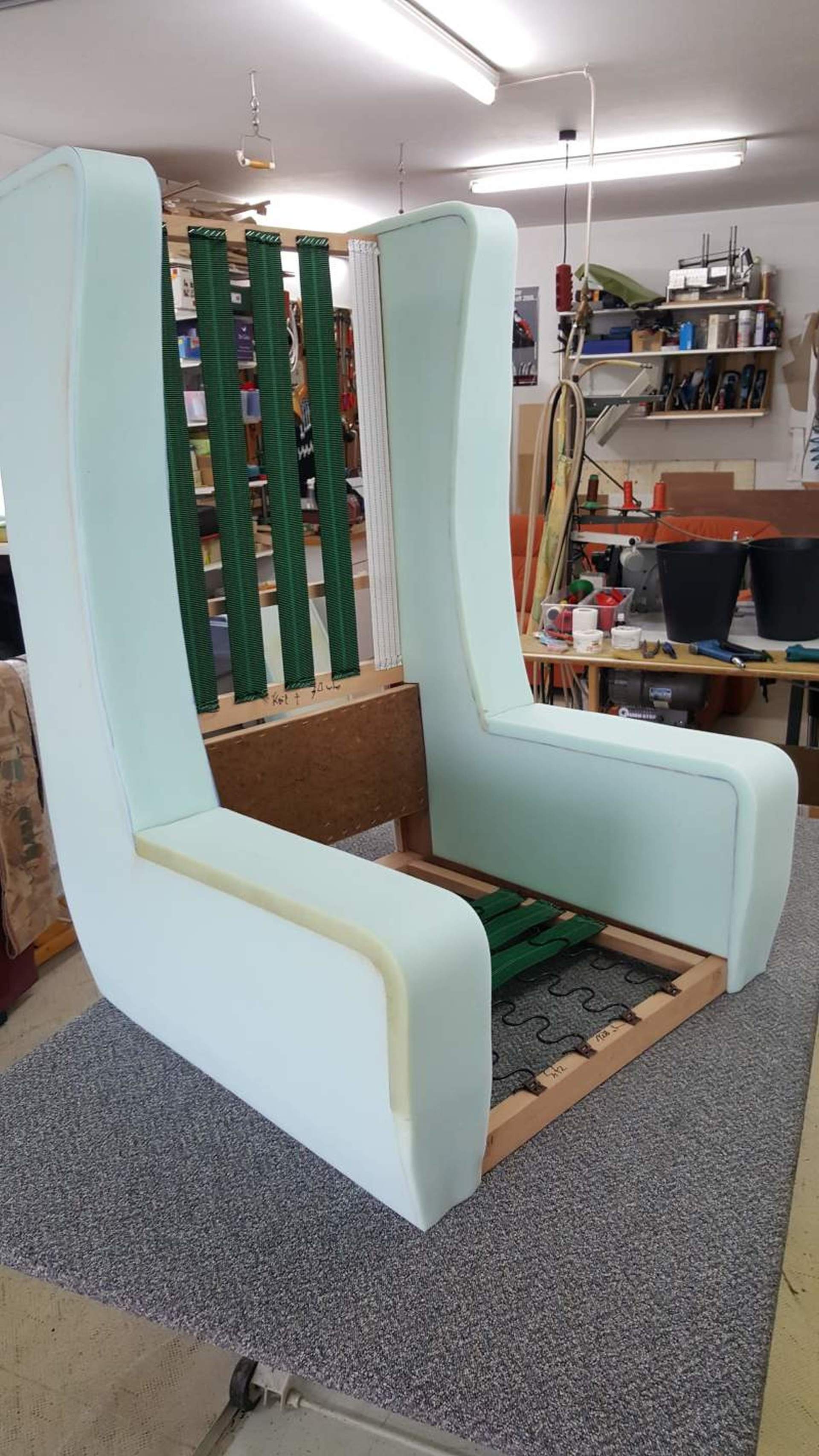 Polster-Arbeiten, Bezug von Sitzmöbeln