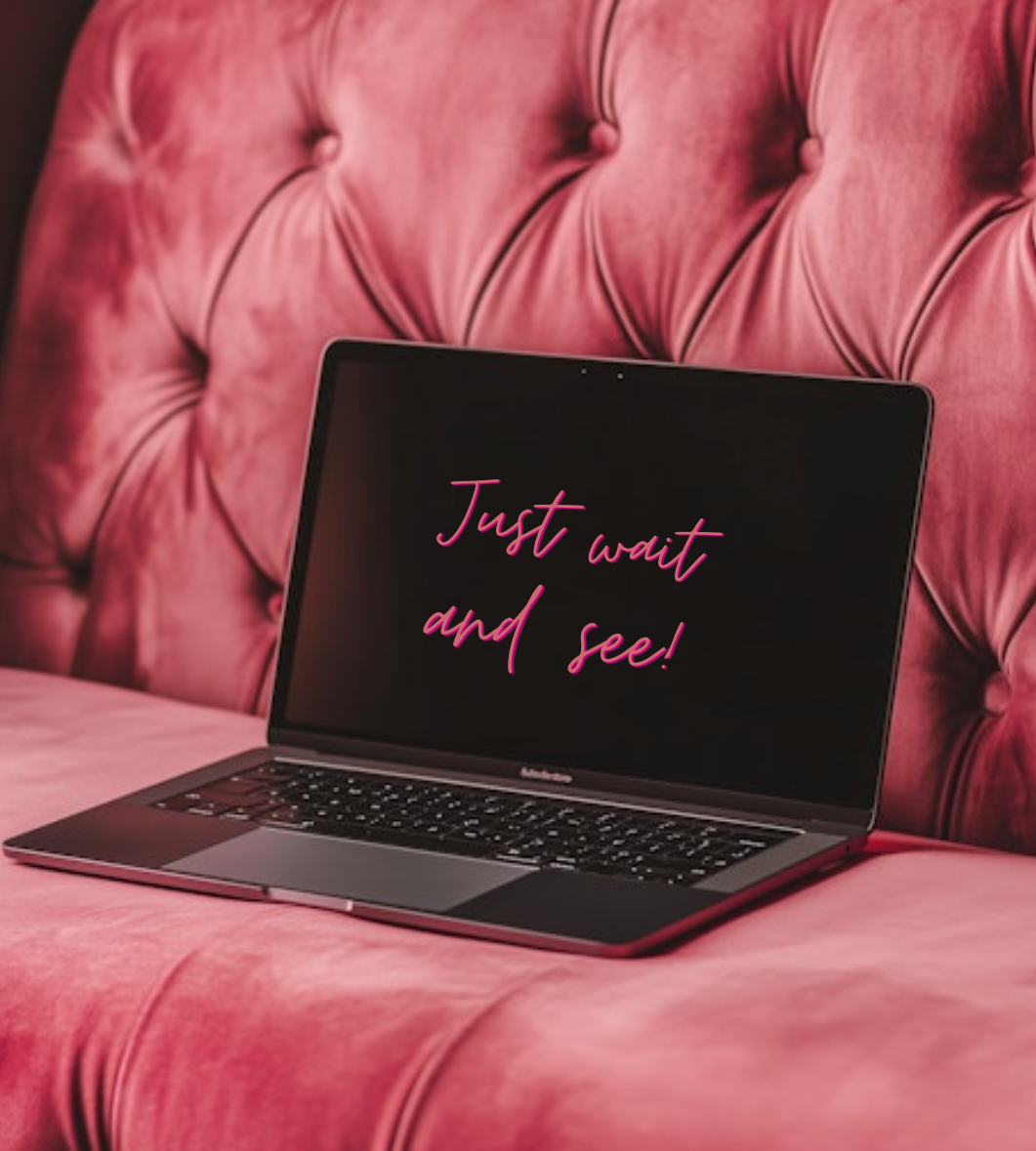 Laptop steht auf pinkem Sofa