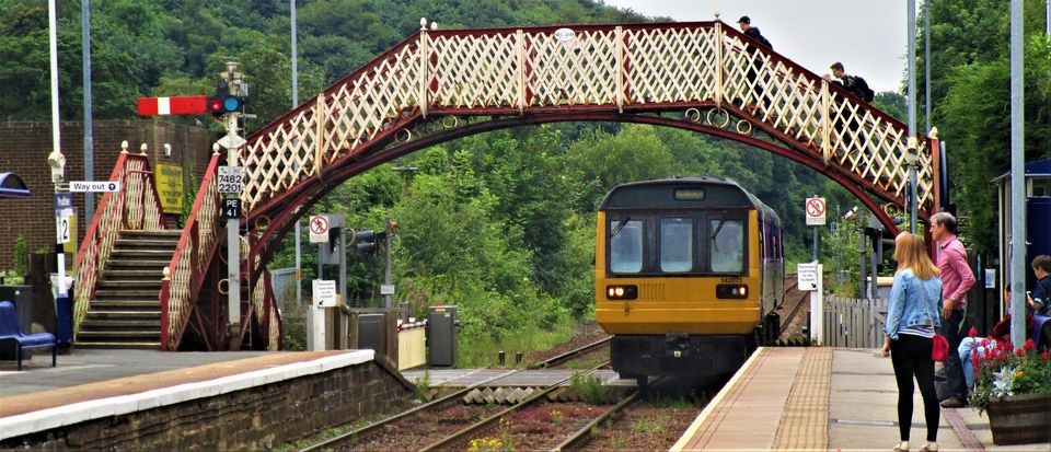 Northern 142071 arriving at Prudhoe with a service to Nunthorpe
