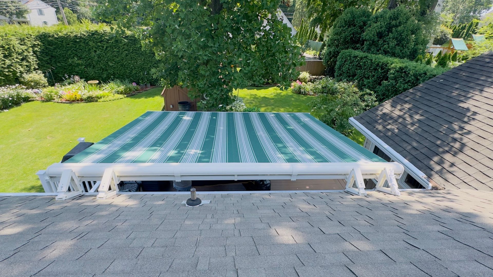 Roof mounted retractable awning