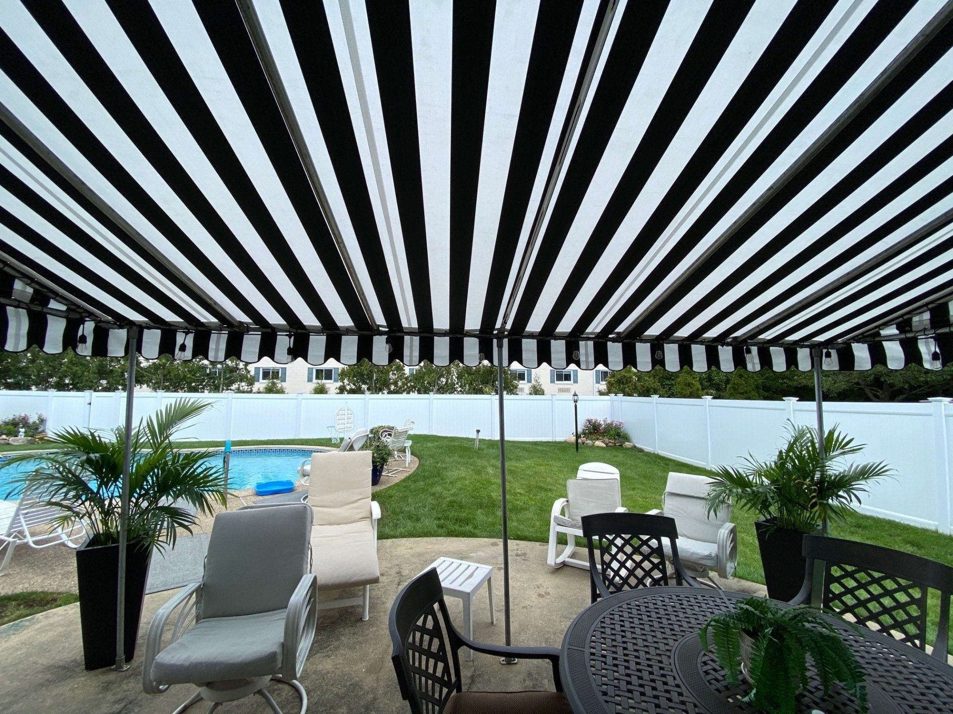 retractable awning