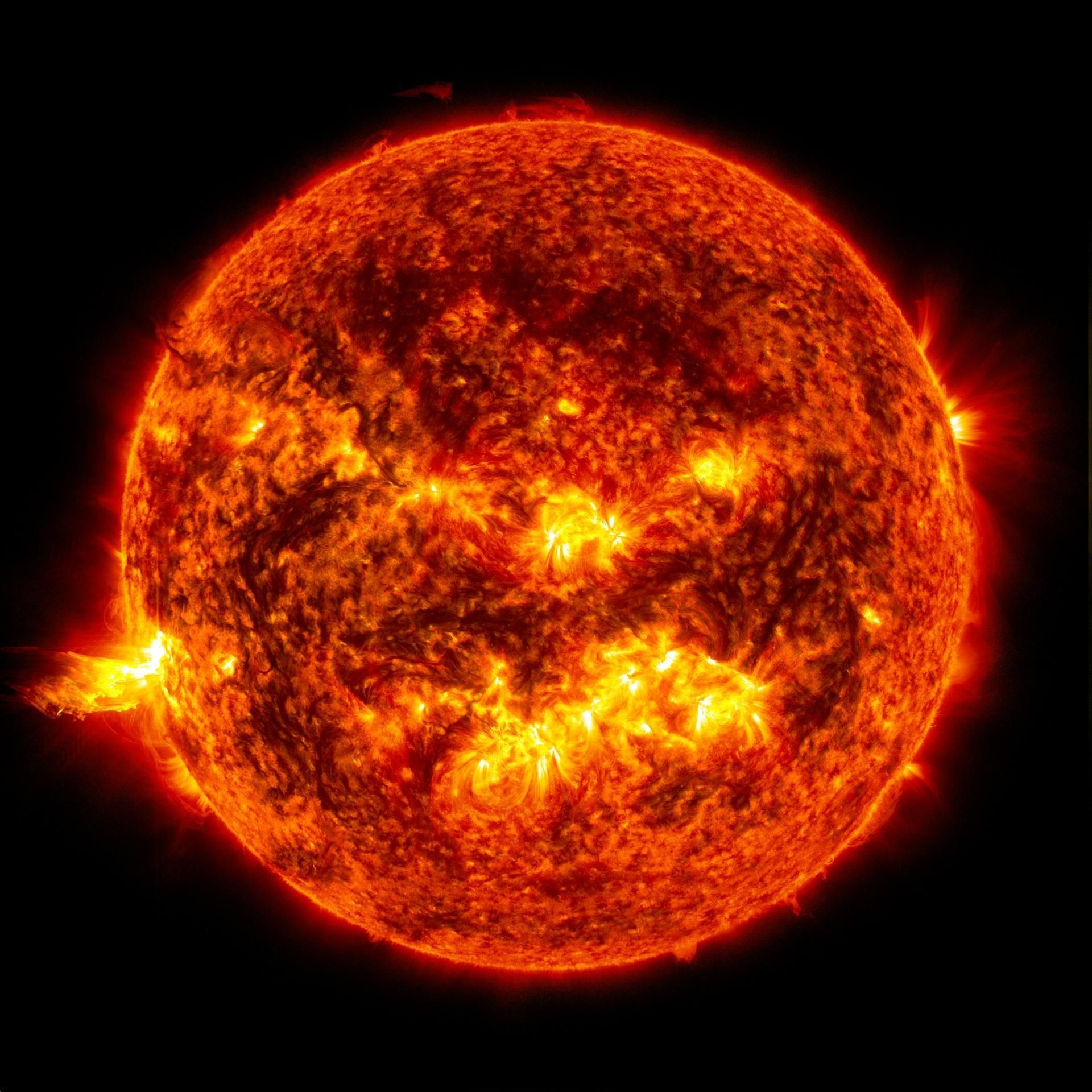 Il Sole รจ una stella di media grandezza, con un diametro di circa 1,4 milioni di km e una superficie