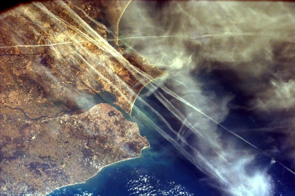 Immagine satellitare delle scie di condensazione