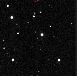2004 FH (asteroide) è il punto bianco al centro dell'immagine.
