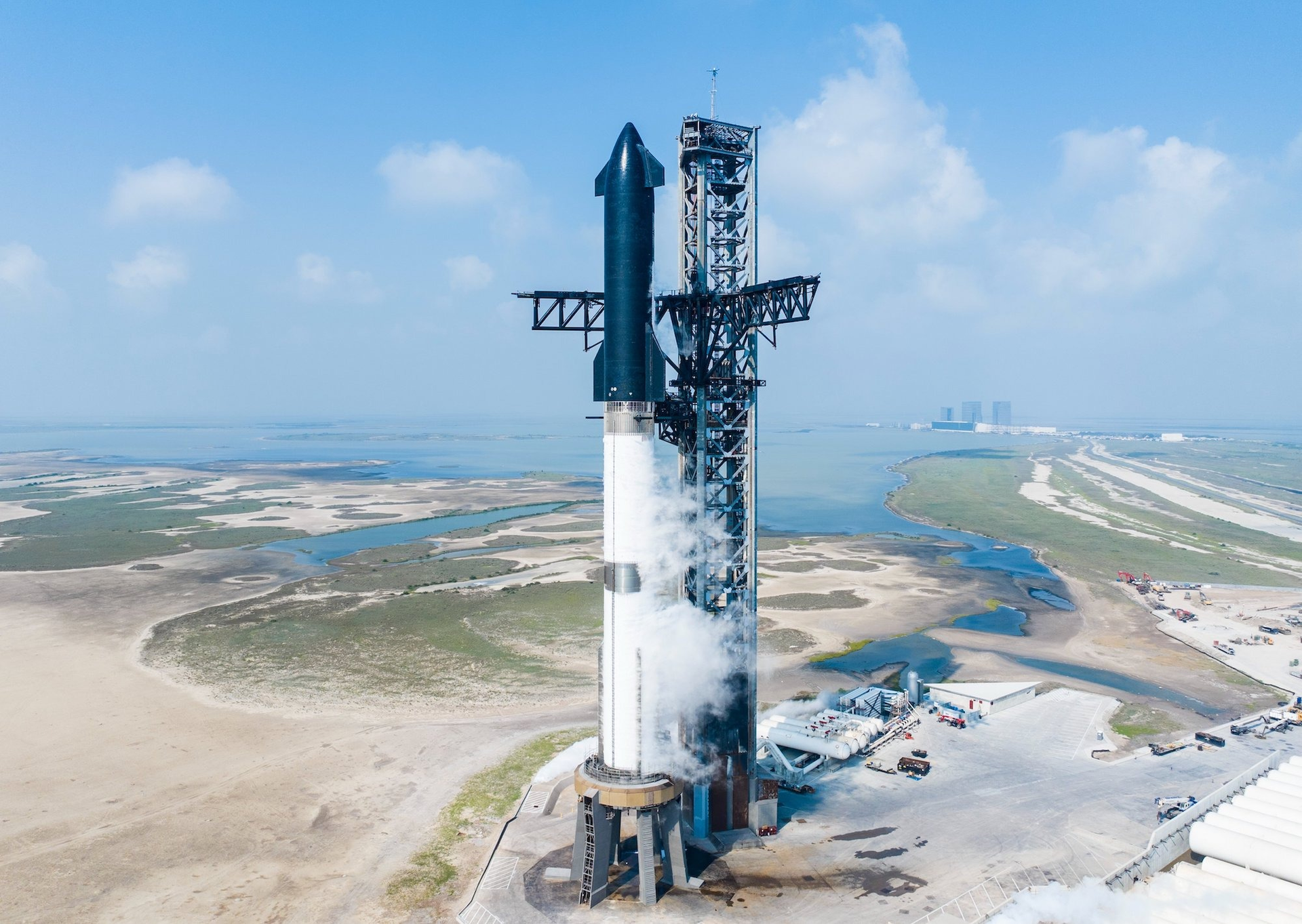 Starship sulla rampa di lancio.