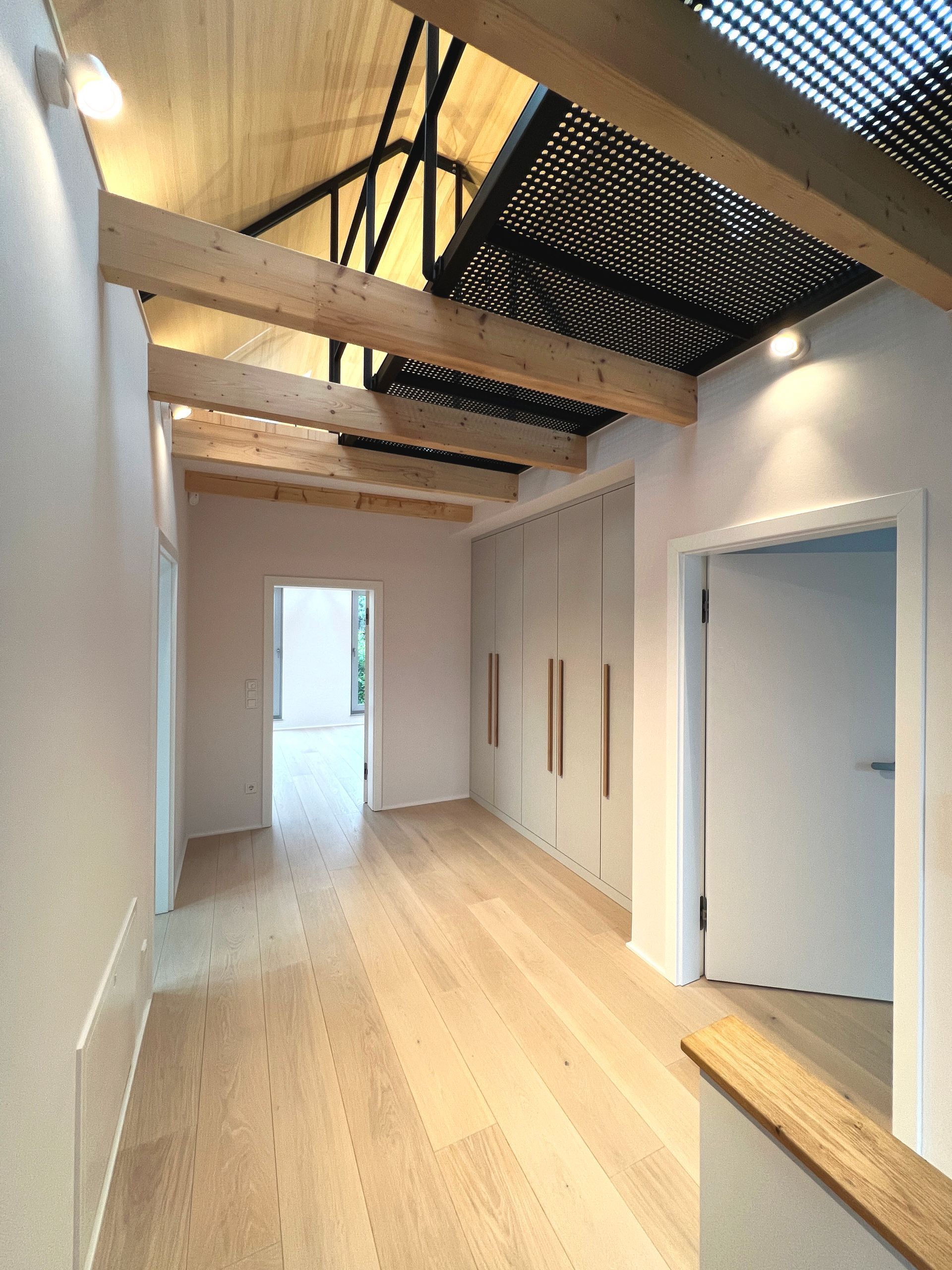Metallbrücke über Flur und Blick in den Spitzboden