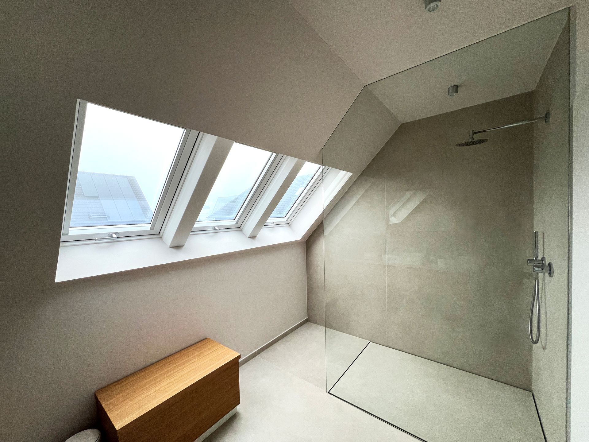 Badezimmer mit großformatigen Platten