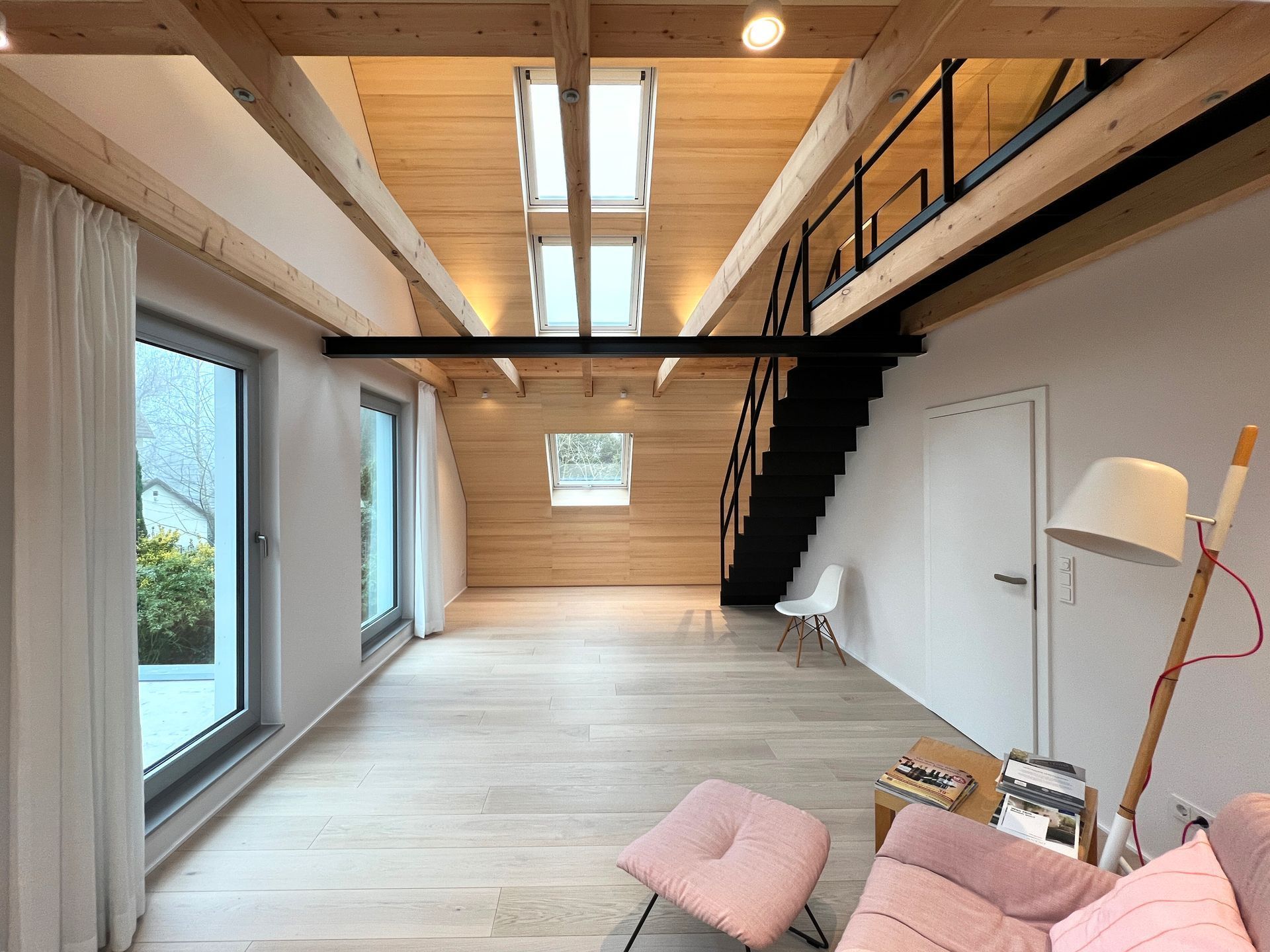 Offene Kehlbalken im Hobbyraum, Holzvertäfelte Dachschrägen