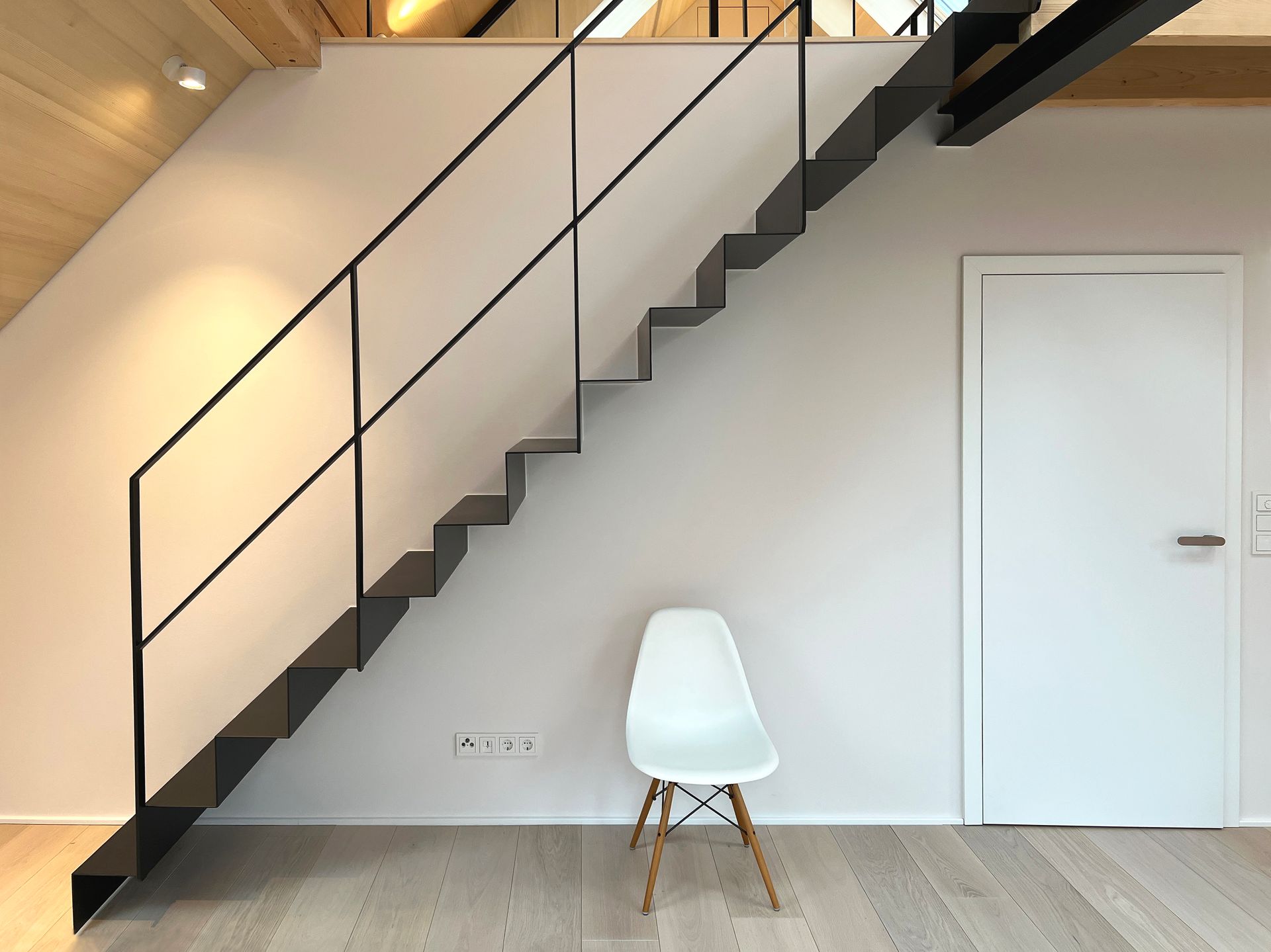 Faltwerktreppe aus schwarzem Metall