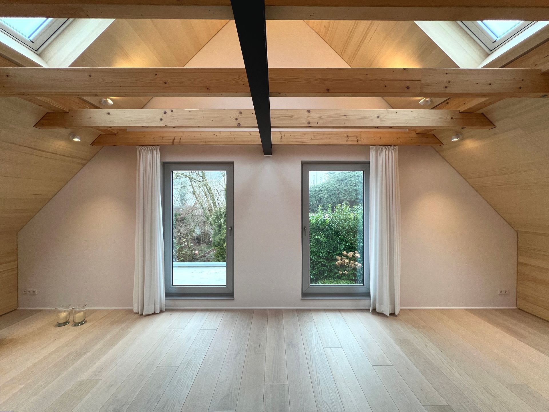 Zum Spitzboden geöffneter Hobbyraum