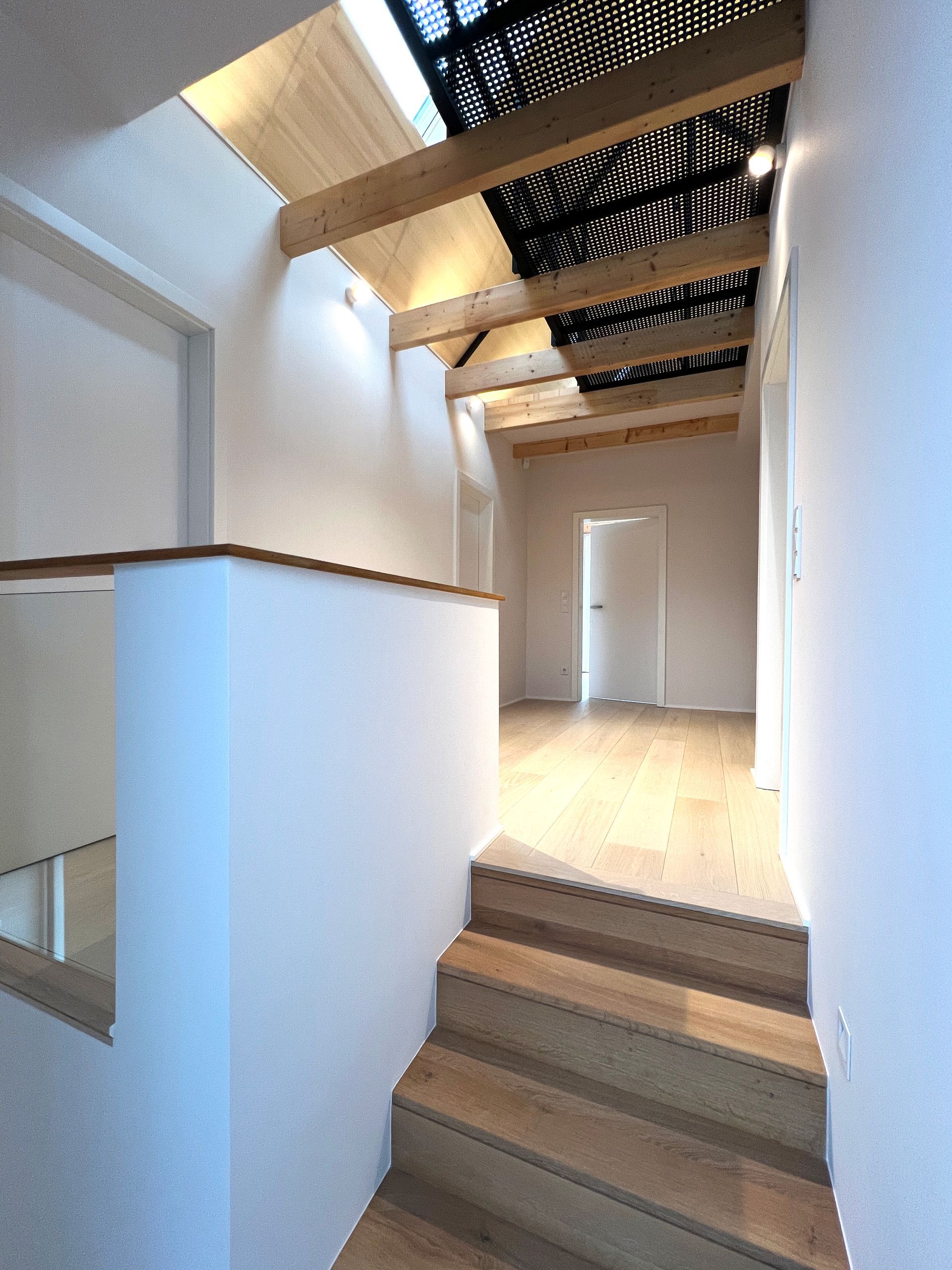 Offene Kehlbalken im Flur, Metallbrücke über Flur