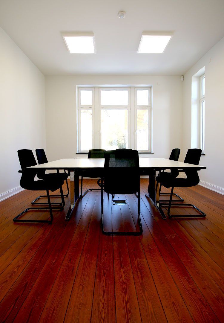 Besprechungsraum mit Holzdielen