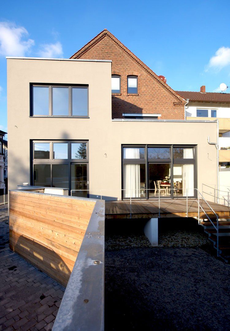 Rückwärtiger Anbau an denkmalgeschütztes Wohnhaus