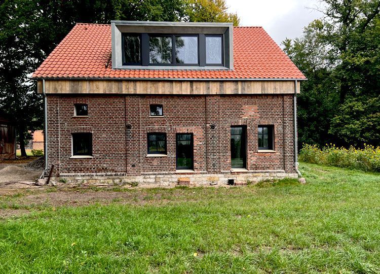 Ehemalige Toröffnungen mit Fensterelementen