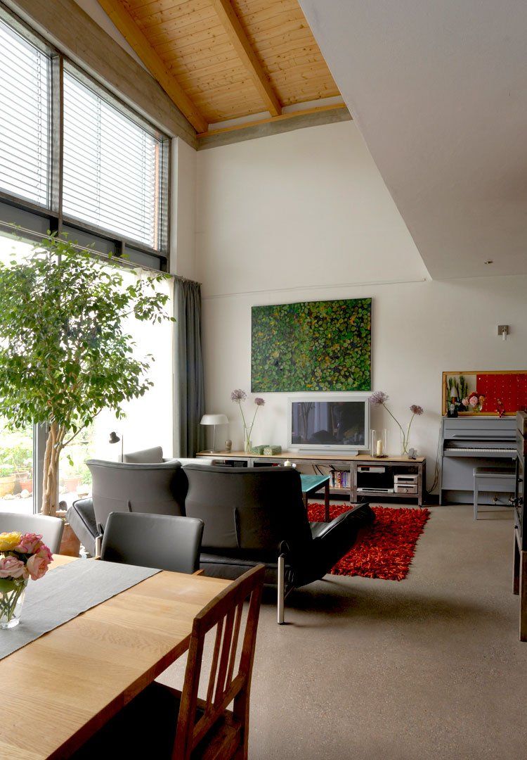 Zweigeschossiger Anbau mit Tür-Fenster-Kombination