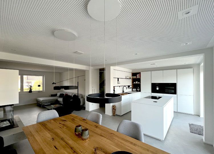 Ehemalige Toröffnungen mit Fensterelementen