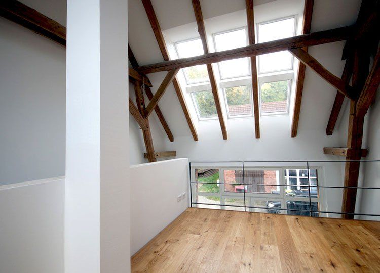 Galerie mit großen Dachfensterflächen