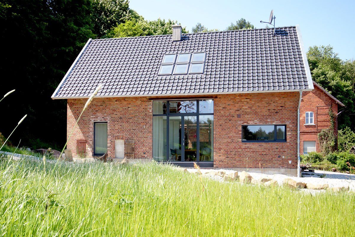 Ehemalige Toröffnungen mit Fensterelementen