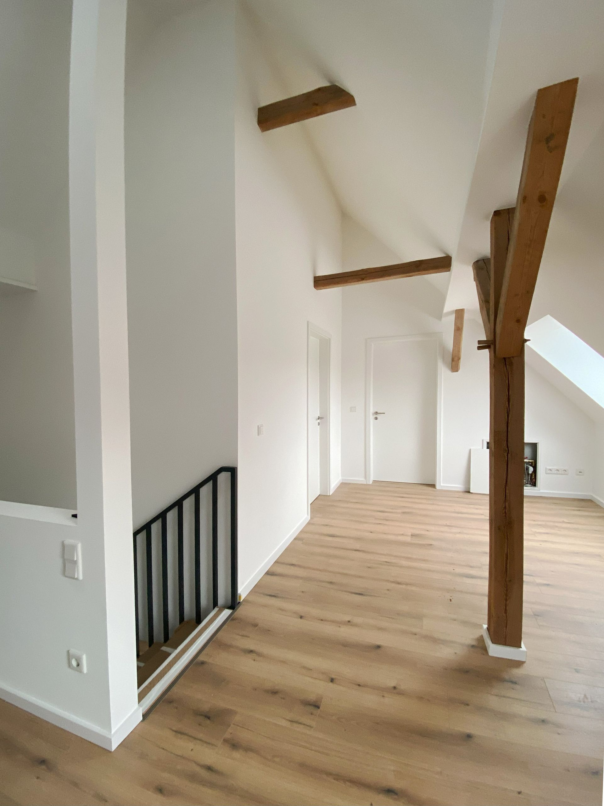 Ehemalige Toröffnungen mit Fensterelementen