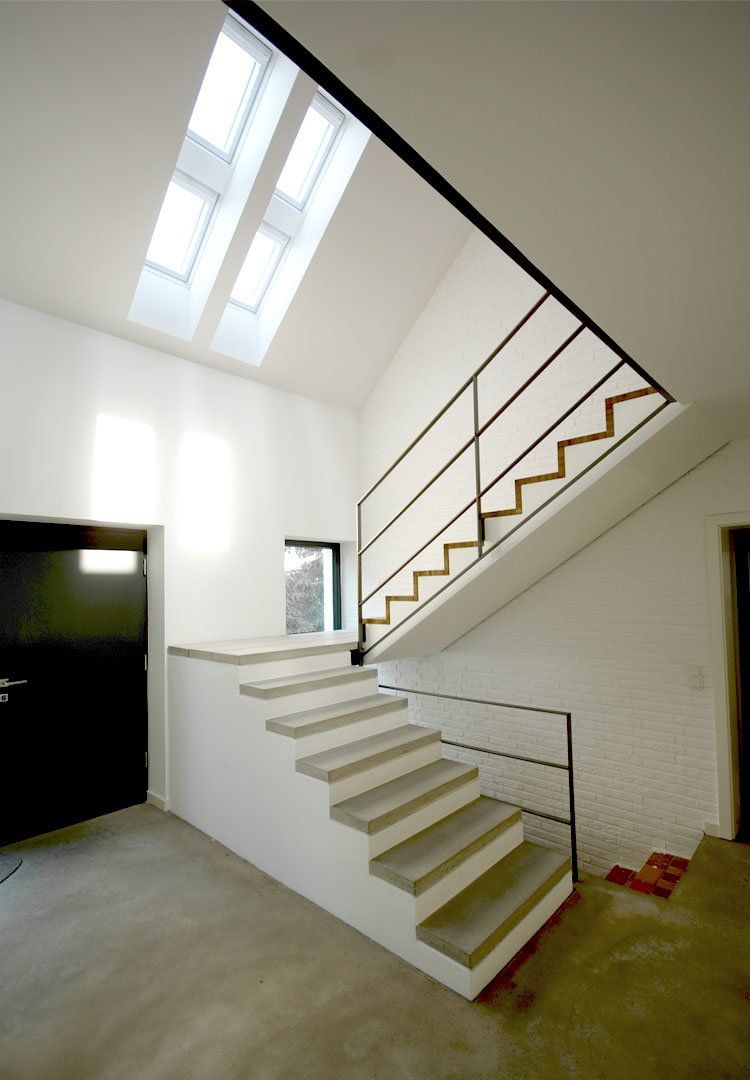 Treppenkonstruktion aus Sichtbeton und Eichenholz