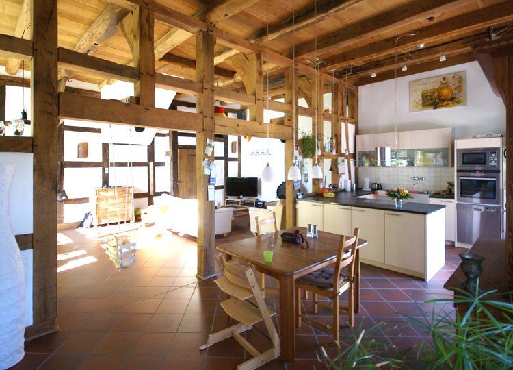 Rekonstruierte Fachwerkwand mit offenen Gefachen