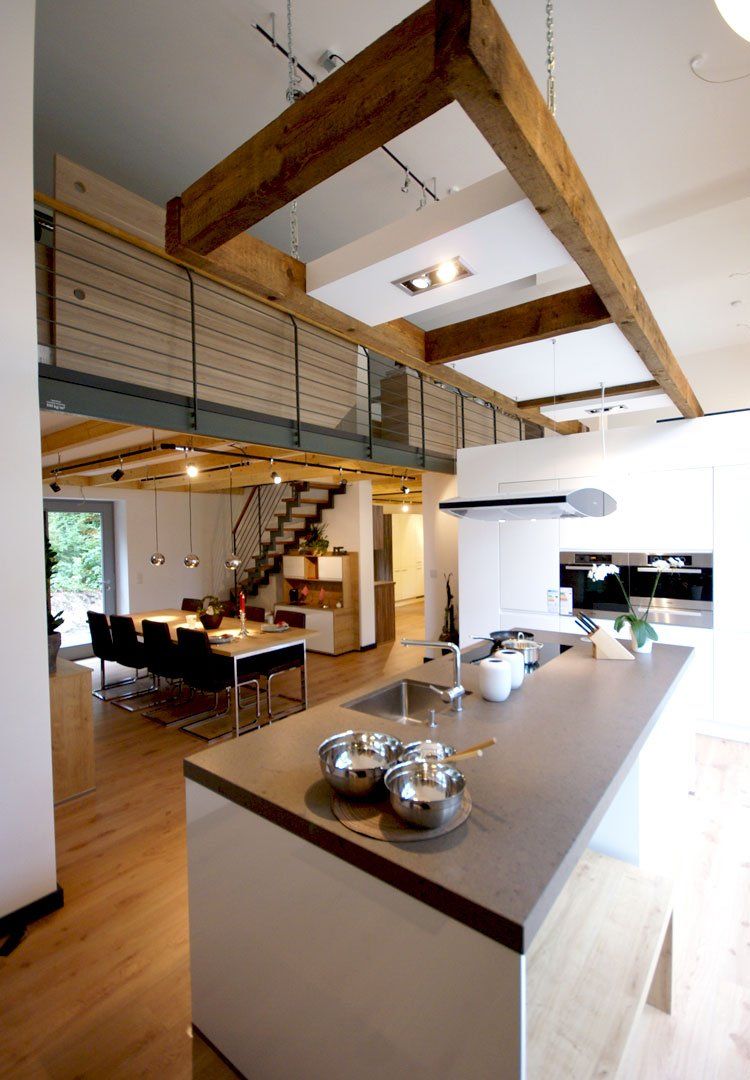 Großflächige Fensterflächen im Erdgeschoss