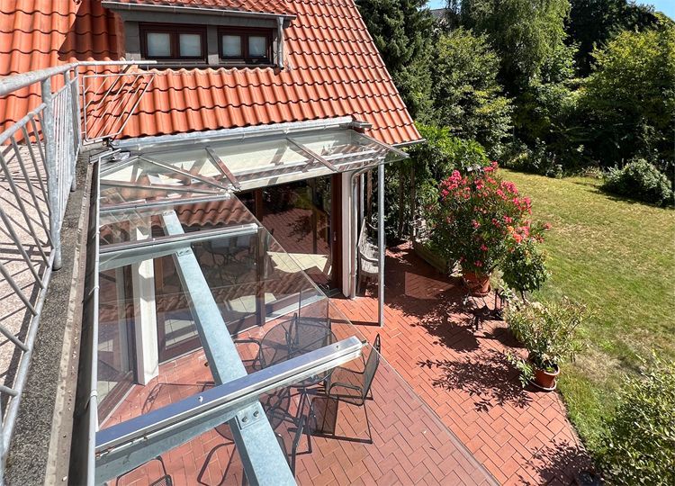 Zum Spitzboden geöffneter Hobbyraum