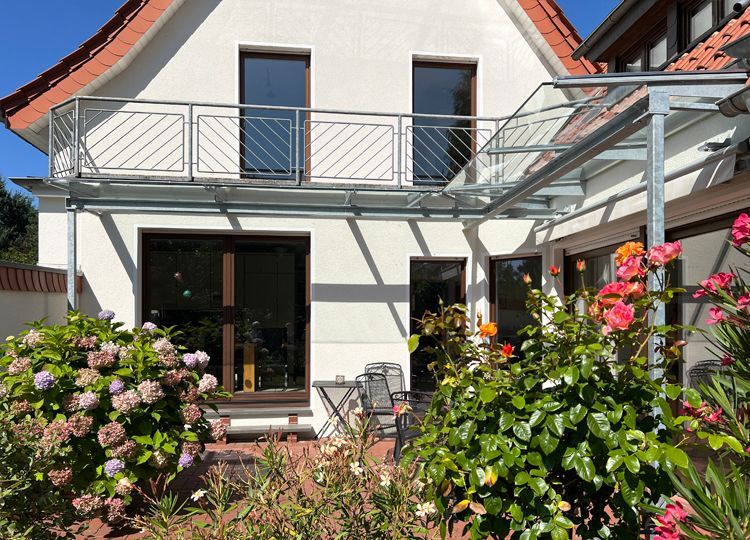 Offene Kehlbalken im Flur, Metallbrücke über Flur