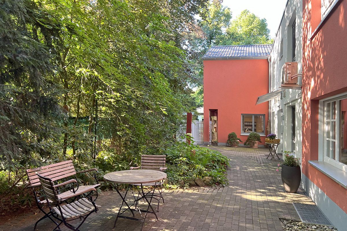 Ehemalige Toröffnungen mit Fensterelementen