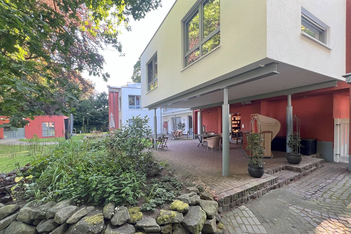 Ehemalige Toröffnungen mit Fensterelementen