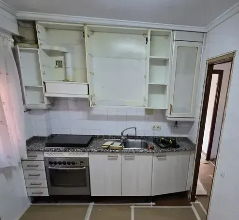 Cocina antigua en Madrid con mobiliario desgastado antes de ser reformada por Reformas y Decoraciones RYC 3