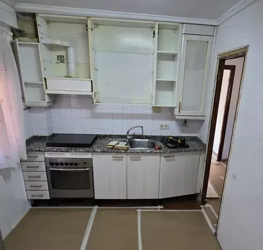 Cocina antes de la reforma Cocina antigua en Madrid con mobiliario desgastado antes de ser reformada por Reformas y Decoraciones RYC