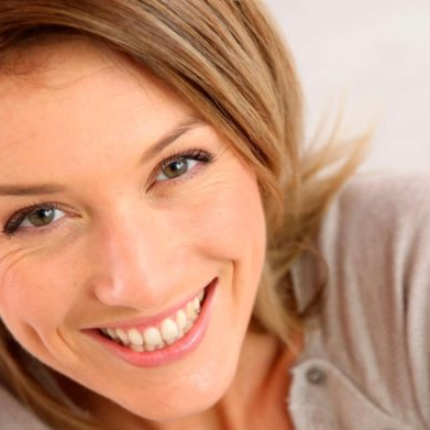 Mesoterapia facial. Mujer contenta.