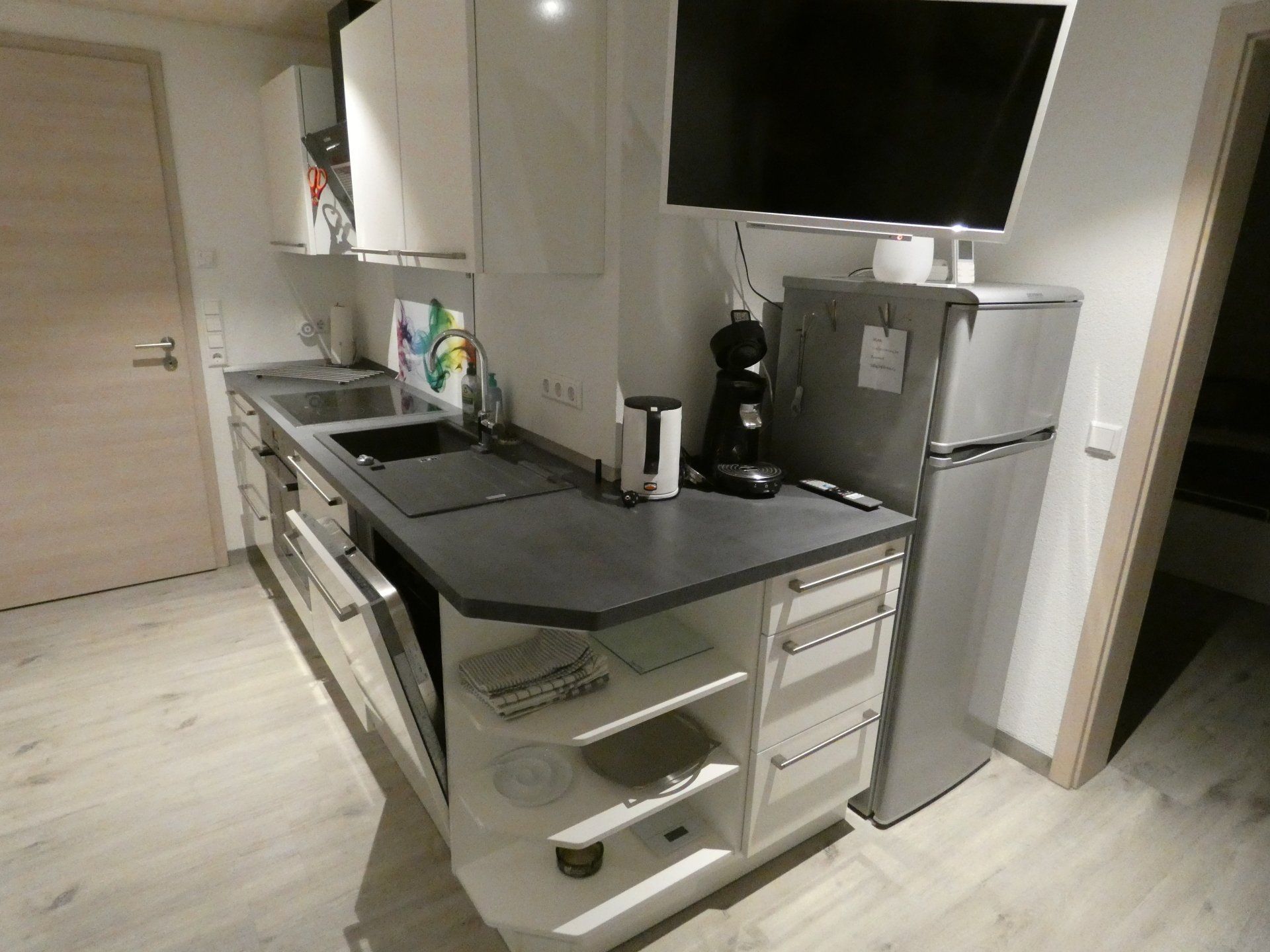Küchenzeile komplett mit Kühlschrank und TV