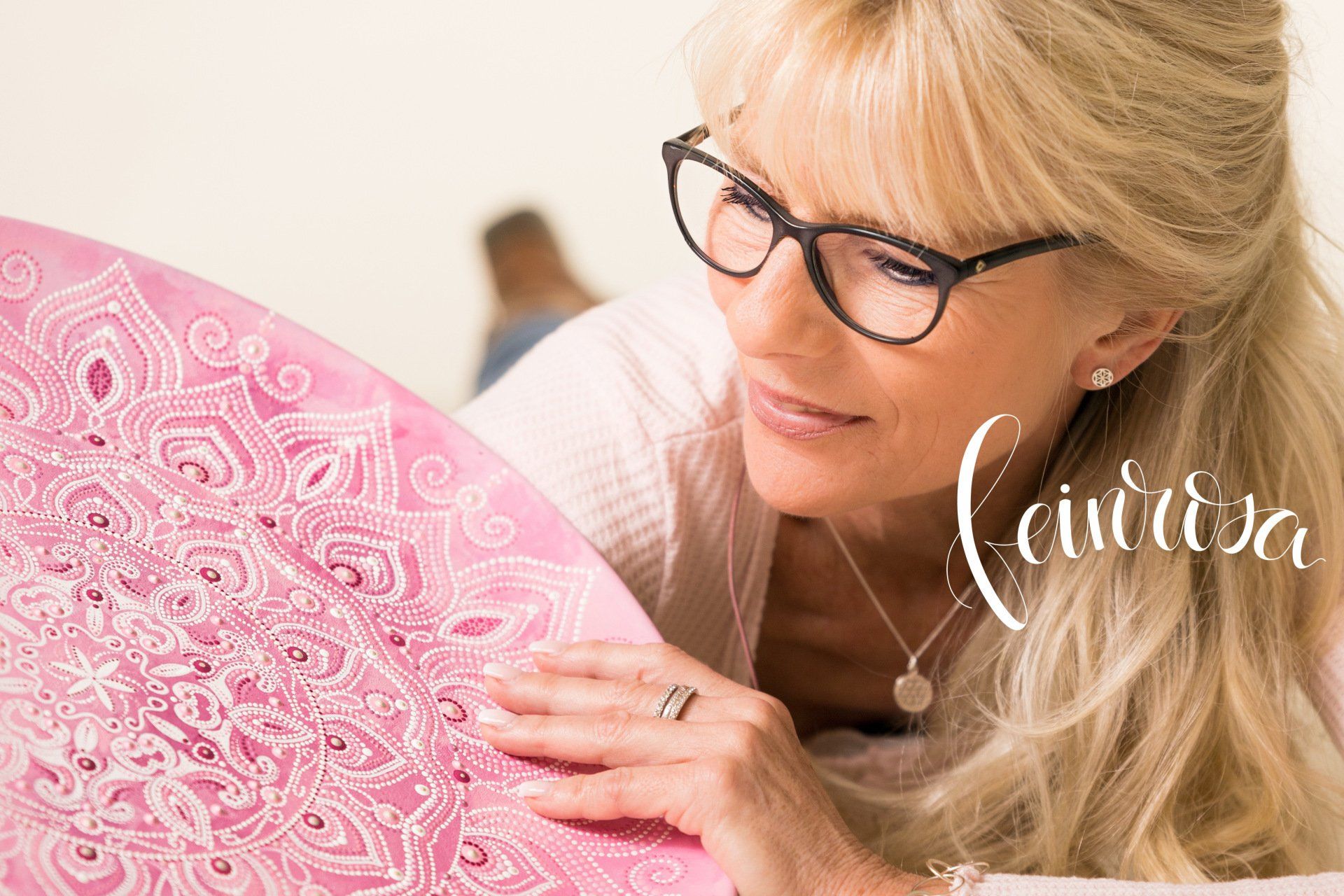 Dot-Painting, Punktmalerei. Handbemalte Holzschale in rosa. Das Muster zeigt ein Mandala. Mandala-Künstlerin  Anja Gries ©feinrosa